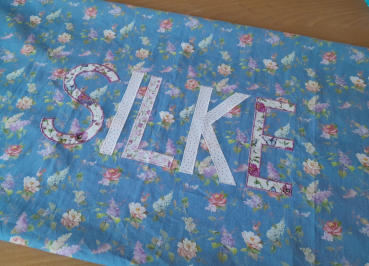 Namenskissen Silke Osaka I Rosen Flieder 40x80