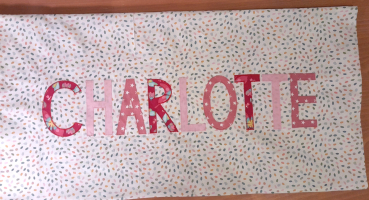 Namenskissen Charlotte bunte Tupfen 40x80