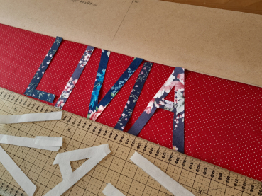 Preview: Namenskissen Livia Minipunkte rot 40x80