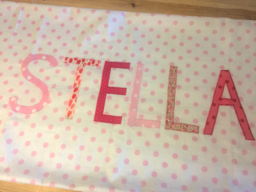 Namenskissen Stella Punkte weiß-rose 40x65