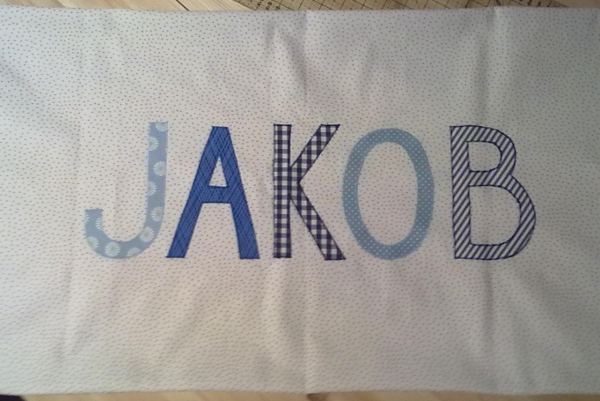 Namenskissen Jakob weiß mit blauen Pünktchen 40x65