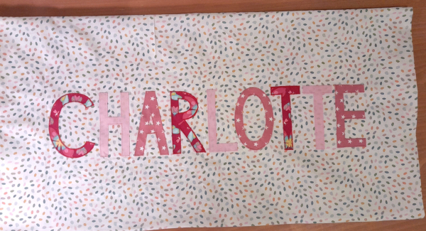 Namenskissen Charlotte bunte Tupfen 40x80