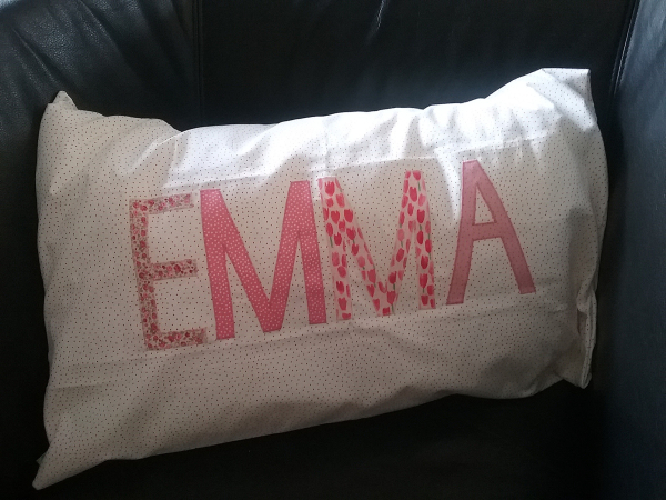 Namenskissen Emma weiß mit roten Pünktchen 40x80