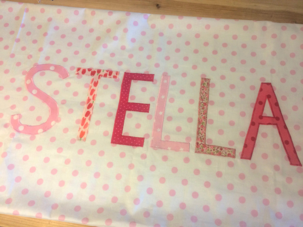 Namenskissen Stella Punkte weiß-rose 40x65